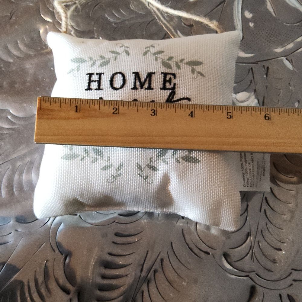 Two accent pillows NWT - Picture 5 of 6